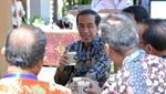 Gaya Jokowi Ngopi Santai di IMF-WB Bali