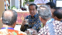 Di sela-sela padatnya agenda kegiatan di Bali Nusa Dua Convention Center (BNDCC), Presiden Joko Widodo menyempatkan diri untuk rehat sejenak di sebuah kedai kopi. Istimewa/Dok.Biro Pers Setpres.