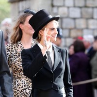 Cara Delevingne bukan tampil dengan coat dress atau gaun cantik, melainkan setelan tuksedo pria klasik khas Inggris untuk pernikahan Putri Eugenie. Tak hanya tuksedo, model favorit Chanel itu melengkapi setelannya dengan topi. Foto: Dok. Getty Images