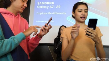 Kebetulan gue suka banget fotografi. Misalnya kamera tertinggal, ponsel ini sudah bagus untuk ngambil foto, kata Adipati Dolken. (Foto: detikINET/Fino Yurio Kristo)