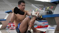 Para atlet memakai sejumlah perlengkapan.