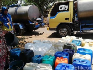 Pasokan Tak Cukup, Warga Pasuruan Cari Air Hingga Sejauh 3 Km