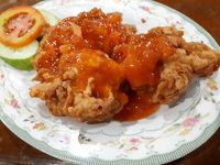 Makan Enak Lauk Ayam Kuluyuk Berlumur Saus Asam Manis di Tempat Ini 