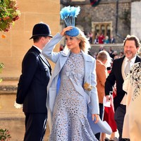Kakak Cara Delevingne yang juga seorang model, Poppy Delevingne tampil cantik dengan gaun brokat biru. Gaunnya dipadukan bersama pilihan topi yang unik dengan bulu tinggi di ujungnya. Foto: Dok. Getty Images