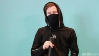 Meski berhasil meraih kesuksesan diusia yang terbilang muda, Alan Walker ternyata tak lupa diri.