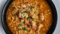 Cukup tambah potongan ayam, bumbu dalam kemasan ramyun instan terasa enak dan gurih. Foto: Instagram @foodofchennai