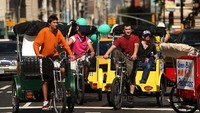Penampakan becak di kota New York, Amerika Serikat yang dihias penuh warna. Spencer Platt/Getty Images