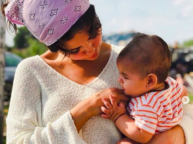 8 Foto Bukti Sisi Keibuan Selena Gomez