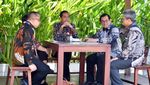 Gaya Jokowi Ngopi Santai di IMF-WB Bali