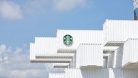 Peti kemas bekas disulap menjadi kafe cantik dua tingkat. Tampilannya yang putih dengan bentuk unik memikat perhatian orang. Foto: Starbucks.com