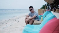 Santai dulu di pinggir pantai sambil menikmati segelas jus. Liburannya sendirian aja nih? Foto: instagram @haydarpratama