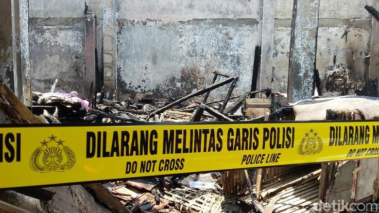 Polisi Olah TKP Kebakaran Stan di Pasar Induk Bondowoso Polisi Olah TKP Kebakaran Stan di Pasar Induk Bondowoso