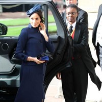 Isu kehamilan Meghan pun kembali santer saat kedatangannya di pernikahan Putri Eugenie baru-baru ini. Meghan tampil dengan gaun biru navy bersiluet coat dari Givenchy. Foto: Getty Images