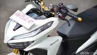 Mempermanis tampilan, model setangnya dibikin telanjang. Istimewa/Ian Juno.
