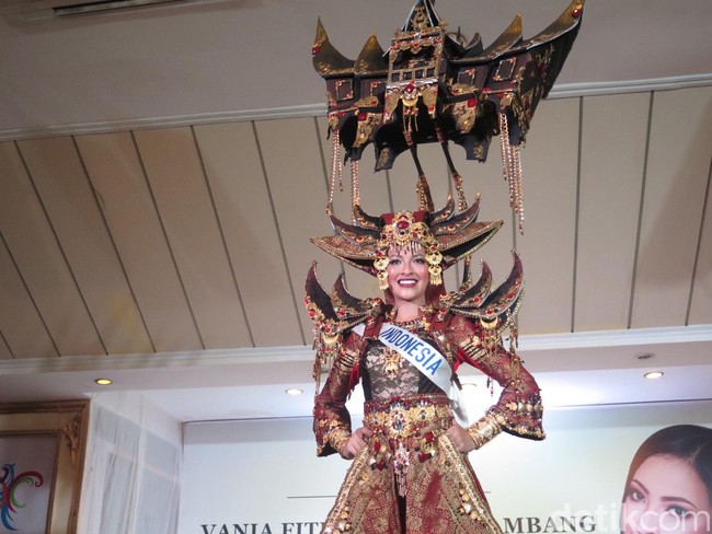 Dynand Fariz menciptakan kostum bertajuk Dynamism of Rumah Gadang untuk berkompetisi di Miss International 2018. Adalah Vania Fitryanti Herlambang yang mewakilim Indonesia di ajang tersebut. Kostum Nasional ini bertemakan rumah tradisional khas Minangkabau, Sumatera Barat. Pembuatan memakan waktu satu bulan dengan berat total 20 kilogram. Foto: Anggi Mayasari/Wolipop