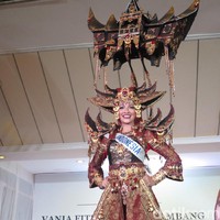 Dynand Fariz menciptakan kostum bertajuk Dynamism of Rumah Gadang untuk berkompetisi di Miss International 2018. Adalah Vania Fitryanti Herlambang yang mewakilim Indonesia di ajang tersebut. Kostum Nasional ini bertemakan rumah tradisional khas Minangkabau, Sumatera Barat. Pembuatan memakan waktu satu bulan dengan berat total 20 kilogram. Foto: Anggi Mayasari/Wolipop
