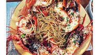 Pemain film Bride Wars ini menikmati santap siang istimewa di Yunani. Ada pasta dengan tumpukan lobster segar di atasnya. Duh, ngiler! Foto: Instagram katehudson