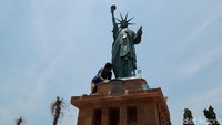 Selain Menara Eiffel, ada miniatur Patung Liberty (Ragil Ajiyanto/detikTravel)