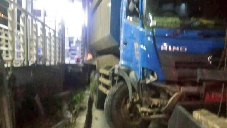 Pagar Ditabrak Truk, Halte TransJ Gedong Panjang Bisa Digunakan Pagar Ditabrak Truk, Halte TransJ Gedong Panjang Bisa Digunakan