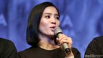 Pesona Bunga Zainal dengan Gaya Rambut Pendeknya