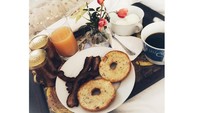 Saat ulang tahun, Kate mendapat kejutan breakfast in bed. Aktris 39 tahun ini menikmati bacon, bagel, kopi dan jus buah. Lengkap ya? Foto: Instagram katehudson