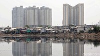 Waduk Pluit dahulu merupakan sebuah permukiman kumuh hingga kemudian dirombak menjadi Ruang Terbuka Hijau (RTH) bagi warga Jakarta.