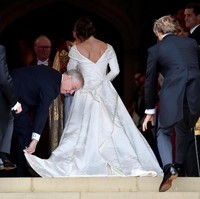 Untuk memperbaiki struktur tulangnya, Putri Eugenie pun harus melakukan operasi besar di usia yang masih sangat muda. Pascaoperasi, ia pun bisa tumbuh dan beraktivitas dengan normal. Foto: REUTERS/Toby Melville