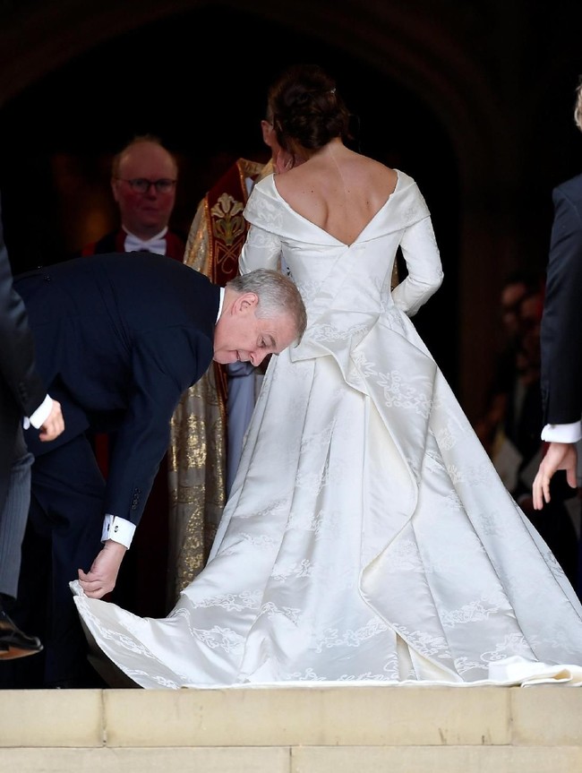 Untuk memperbaiki struktur tulangnya, Putri Eugenie pun harus melakukan operasi besar di usia yang masih sangat muda. Pascaoperasi, ia pun bisa tumbuh dan beraktivitas dengan normal. Foto: REUTERS/Toby Melville