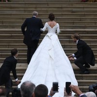 Gaun tersebut dibuat helai demi helai. Bagian atasnya dibuat pas badan dan bervolume dari pinggang ke bawah.  Foto: Getty Images