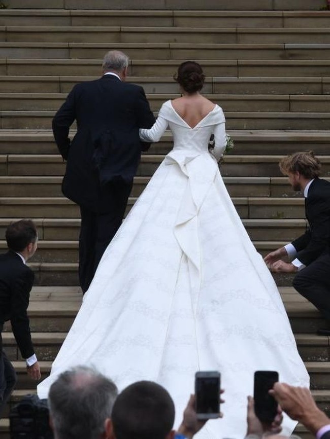 Gaun tersebut dibuat helai demi helai. Bagian atasnya dibuat pas badan dan bervolume dari pinggang ke bawah.  Foto: Getty Images