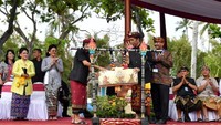 Presiden dan Ibu Iriana kemudian langsung membuka secara resmi karnaval yang mengangkat tema The Life and Economy of Bali. Pembukaan karnaval ditandai dengan pemukulan Okokan sebuah alat musik tradisional Bali yang dimainkan oleh Presiden Jokowi didampingi Gubernur Bali I Wayan Koster dan Menteri Pariwisata Arief Yahya. 