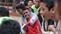Selain itu, ada pula lomba tarik tambang.