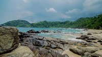 Pantai Wediombo yang berada di kawasan Gunungkidul, Daerah Istimewa Yogyakarta, juga kerap dikunjungi para pecinta surfing. Pantai yang termasuk sebagai salah satu dari 13 tempat yang masuk cagar Alam Dunia UNESCO Gunung Sewu ini juga kerap dijadikan lokasi kompetisi surfing lho. (Yasa Sidik Permana/dTraveler)