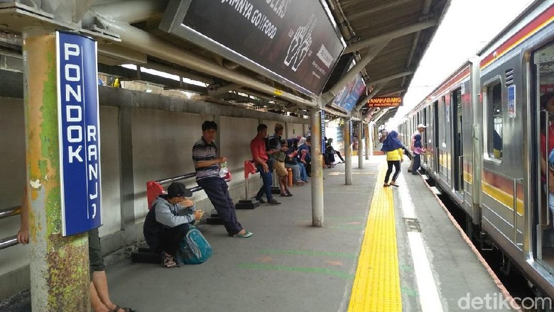 KRL Anjlok di Palmerah, Kereta Lain Tertahan 30 Menit KRL Anjlok di Palmerah, Kereta Lain Tertahan 30 Menit