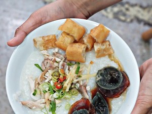 Gurih Lembut Bubur Oriental di 5 Tempat Makan Ini