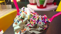  Ibu dua anak ini mengunggah foto satu cup frozen yogurt menyegarkan. Apalagi ada taburan meisjes warna-warni di atasnya. Foto: Instagram @sherylsandberg