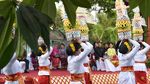 Gaya Jokowi Lepas Karnaval di IMF-WB Bali