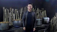 Berkunjung ke Yogyakarta, Andre mampir ke warung gudeg legendaris. Ia bahkan berpose di dapur sederhana bersama beberapa panci berisi gudeg.  Foto: Instagram @andreferdians