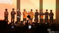 Saat di atas panggung, penampilan Stray Kids pun berbeda. Foto: (Hanif Hawari/detikHOT)