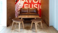 Ada juga gambar grafis di dinding menceritakan tentang kopi. Istimewa/designboom.com.