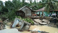 Peristiwa itu terjadi pada Rabu (10/10/2018) malam hingga Kamis (11/10/2018) dini hari. Ada 11 kecamatan dan 24 desa yang terdampak banjir serta longsor tersebut. (Foto: dok. istimewa/BPBD Sumut)