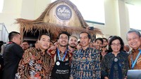 Sebelum ngopi? Presiden Joko Widodo bersama beberapa Menteri Kabinet Kerja Menko Perekonomian Darmin Nasution, Menko Polhukam Wiranto, Mensesneg Pratikno, Sekretaris Kabinet Pramono Anung, Mendag Enggartiasto Lukita dan Menperin Airlangga Hartanto dan didampingi Direktur Utama BRI Suprajarto mengunjungi booth BRIKOPI di BNDCC. Nusa Dua, Bali, Jumat (12/10). Foto: dok. BRI