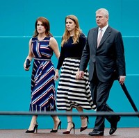 Raja Charles III mencogot gelar Pangeran Andrew dan mengusirnya dari kediaman kerajaan karena tersangkut kasus perdagangan dan pelecehan seks. Di tengah kontroversi itu, kedua anak Andrew ikut jadi perbincangan.Foto: Getty Images