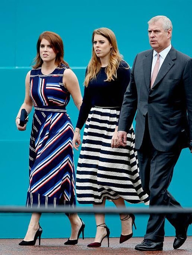 Sebagai cucu mendiang Ratu Elizabeth II, Beatrice dan Eugenie masih menyandang gelar putri. Meski posisi ayah mereka terus menjadi sorotan, keduanya dinilai tetap berupaya menjalankan peran publik secara profesional. Foto: Getty Images