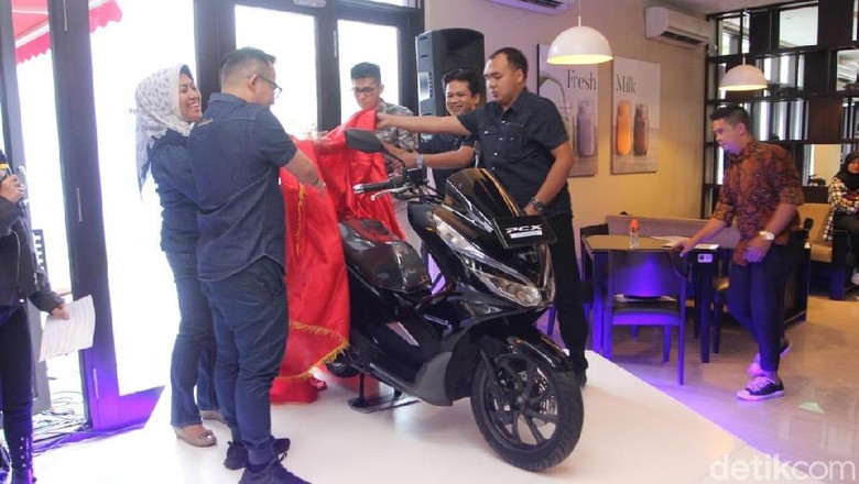 Honda meluncurkan PCX hybrid di Makassar (Foto: Ibnu Munsir) Honda meluncurkan PCX hybrid di Makassar (Foto: Ibnu Munsir)