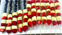 Rayakan hari kemerdekaan Amerika Serikat, wanita 49 tahun ini membuat satai buah yang mirip bendera Amerika. Ada susunan pisang, strawberry dan blueberry.  Foto: Instagram @sherylsandberg