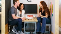 Kali ini Sheryl bersama Mark Zuckerberg menyambut kedatangan Selena Gomez di kantor Facebook. Secangkir kopi turut menemani momen ini. Foto: Instagram @sherylsandberg