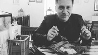 Habis mengintip proses pembuatan gudeg, tak afdol kalau nggak mencicip kuliner khas Yogya ini. Sepiring nasi gudeg tengah disantapnya.  Foto: Instagram @andreferdians
