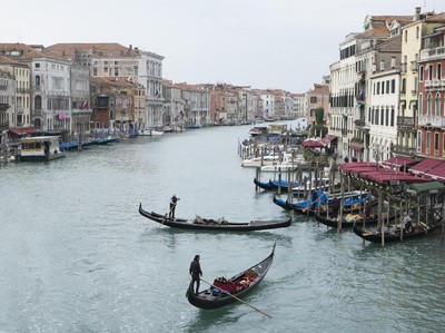 Ulah Turis Nakal di Italia: Setelah Telanjang, Ada yang Mencuri Gondola