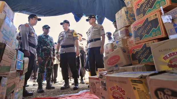 Istri Polisi-TNI Bahu Membahu Memasak untuk Korban Gempa di Sapudi